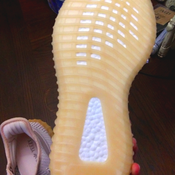 Yeezy boost 350 v2 main image 9